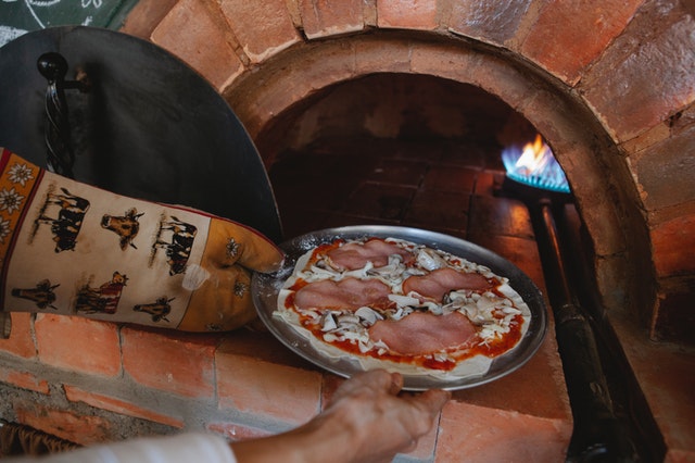 How to cook in a pizza oven? Easy Methods