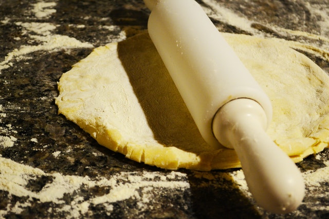 How to stretch pizza dough? The Complete Guide